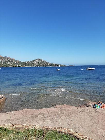 Louer un bateau pour se rendre sur la plage des Pointes Longues