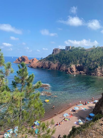 Louer un bateau pour admirer la calanque des Maubois