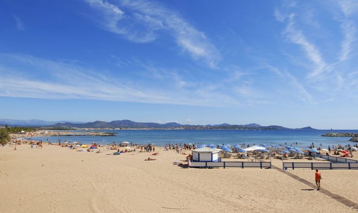 Puis-je louer un yacht depuis la Plage de Port-Fréjus