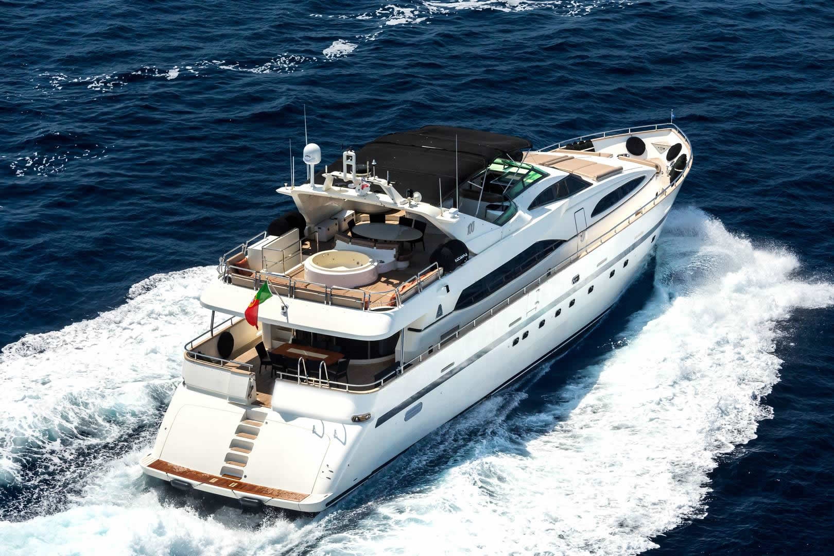 Yachts charter AZIMUT 100