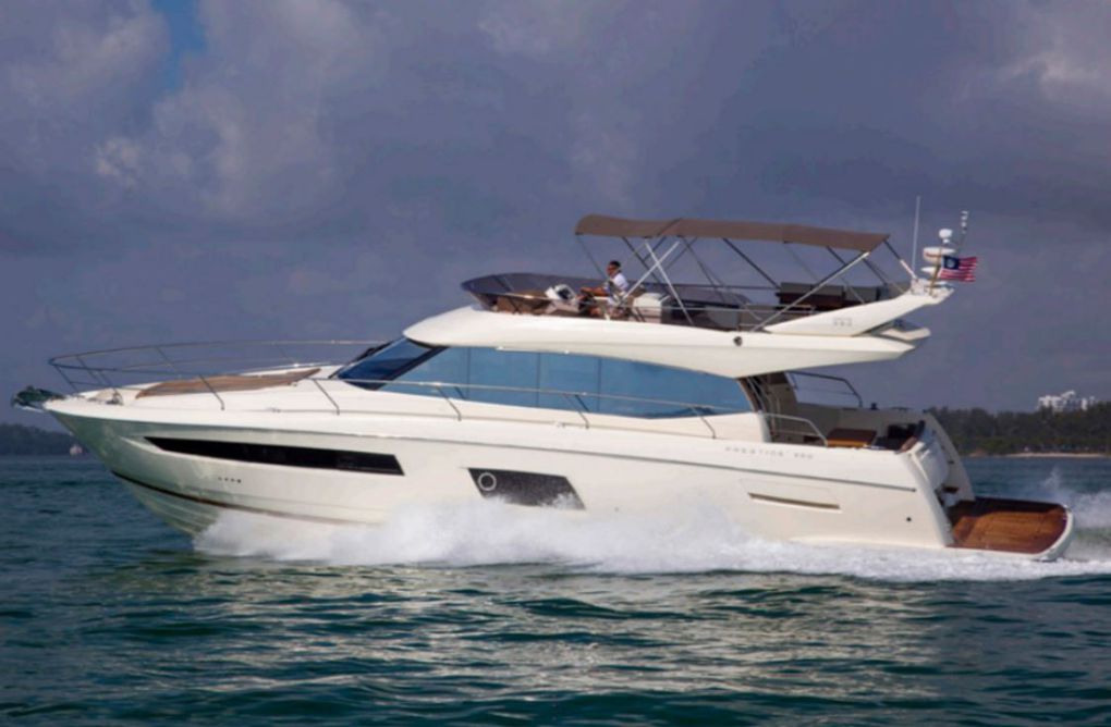 Yachts charter Jeanneau Prestige Fly 560