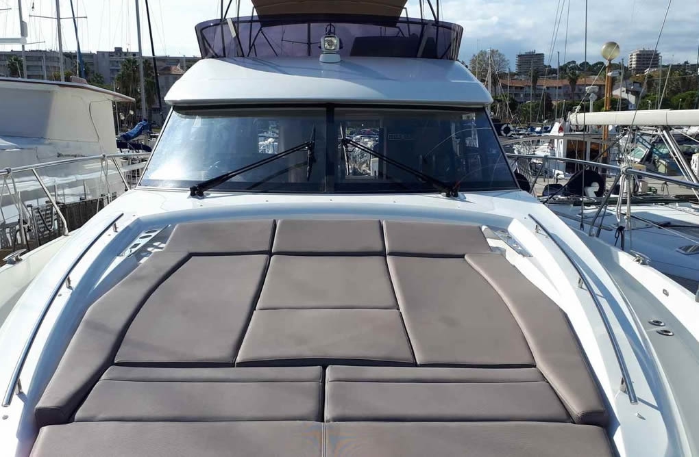 Yachts charter Jeanneau Prestige Fly 560